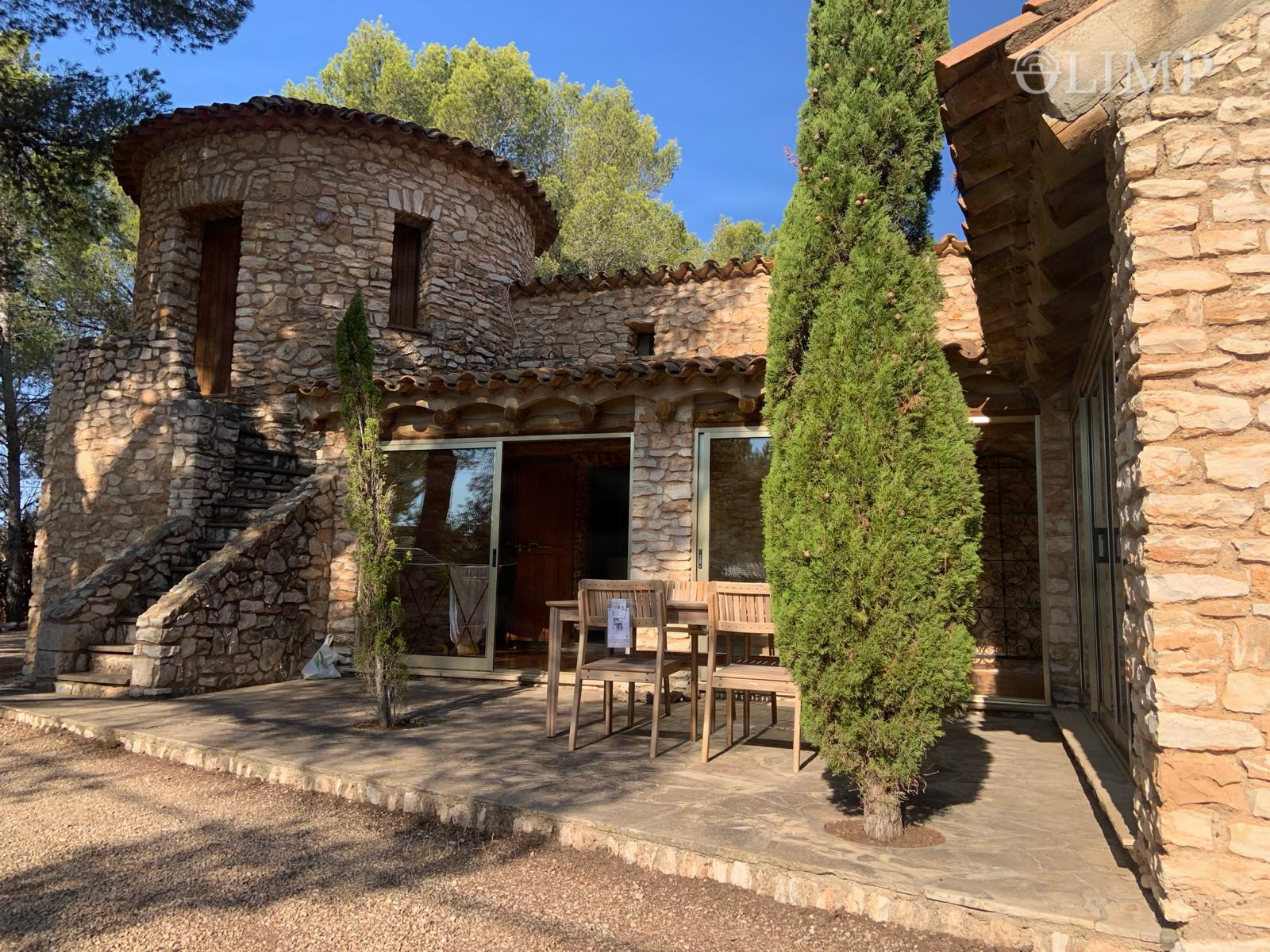 Fachada principal de la casa de piedra