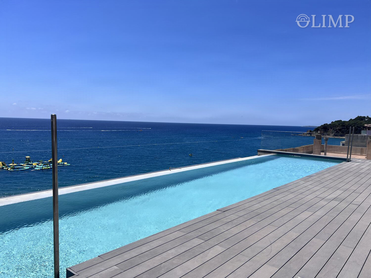 Piscina desbordante y vistas al mar desde la zona comunitaria