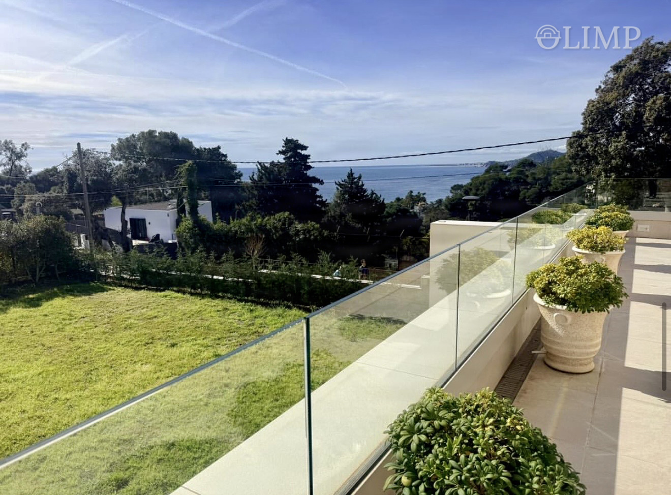 Vistas panorámicas al mar desde la terraza y jardín de la villa en Montgoda