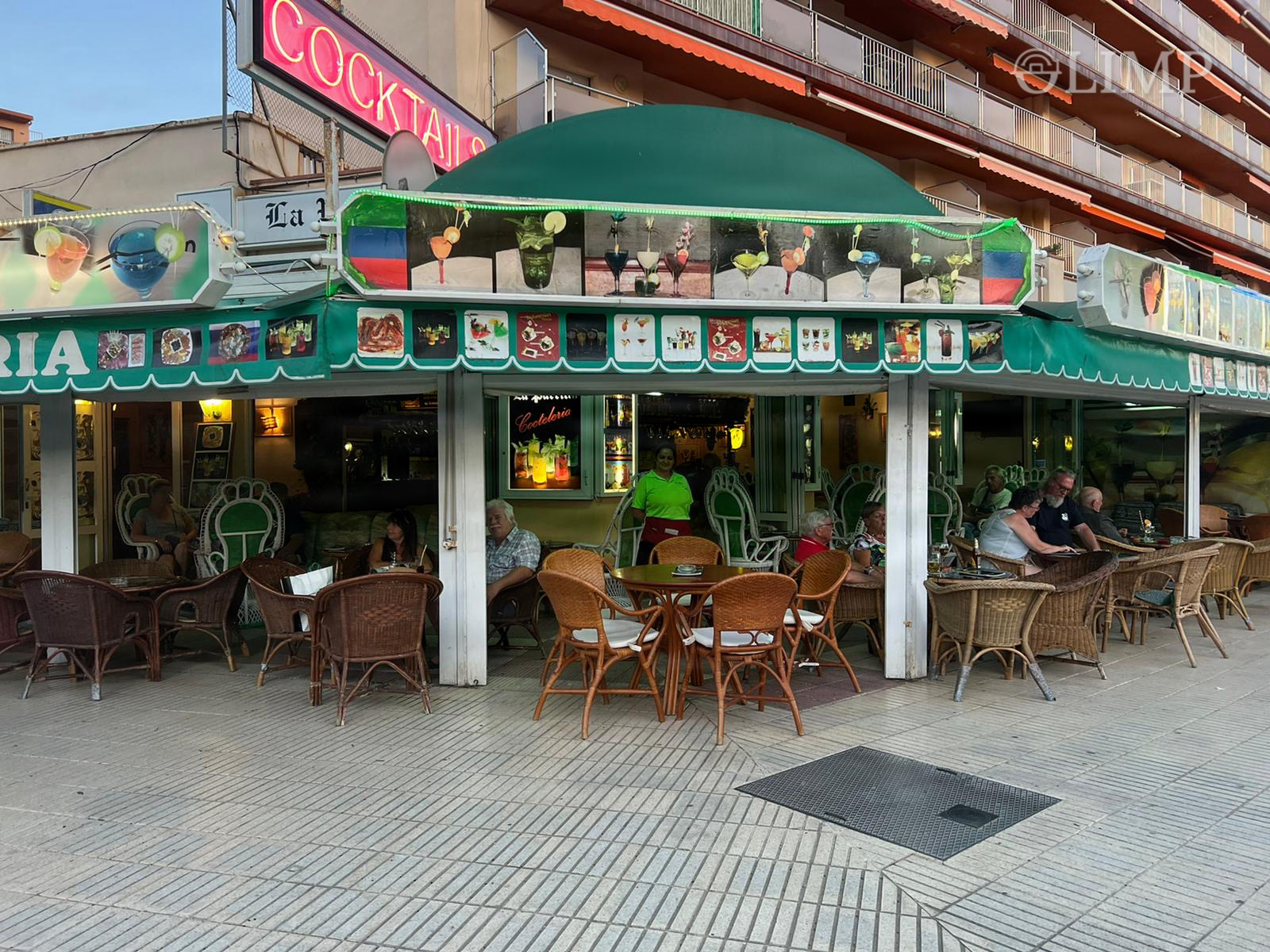 Terraza exterior del bar-restaurante en Santa Margarida, Roses