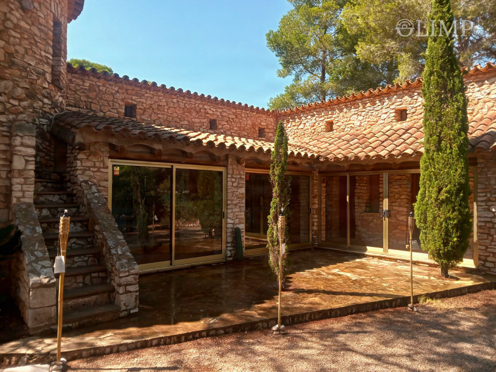 Fachada y terraza exterior de la casa