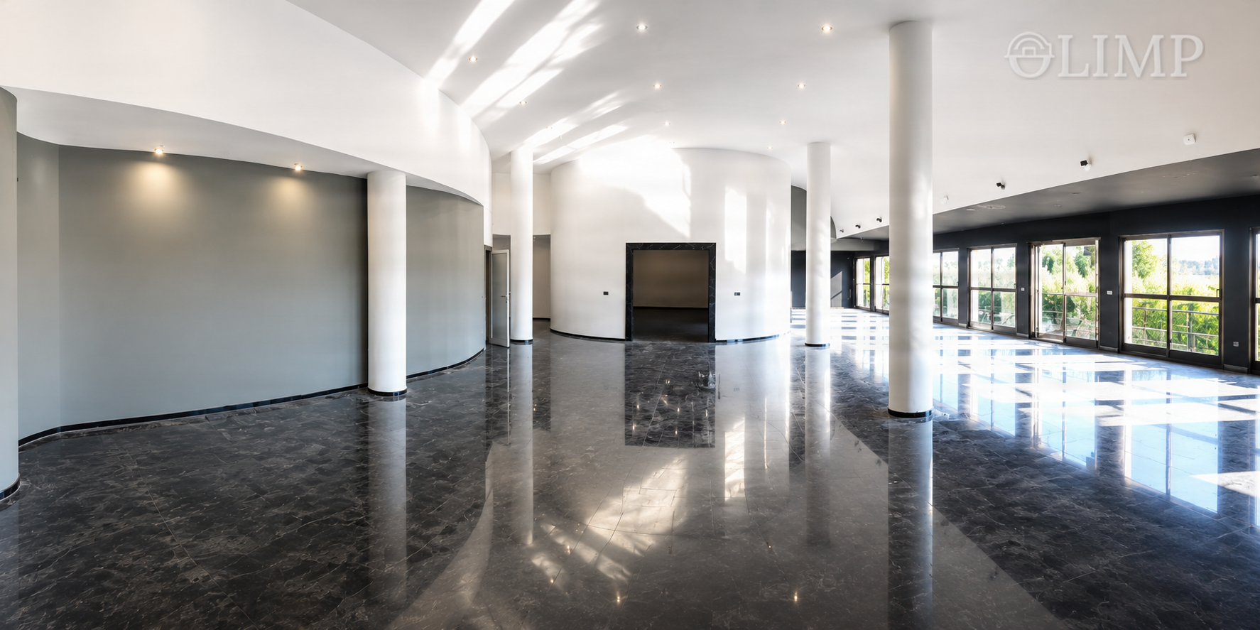 Interior diáfano del local comercial en Empuriabrava
