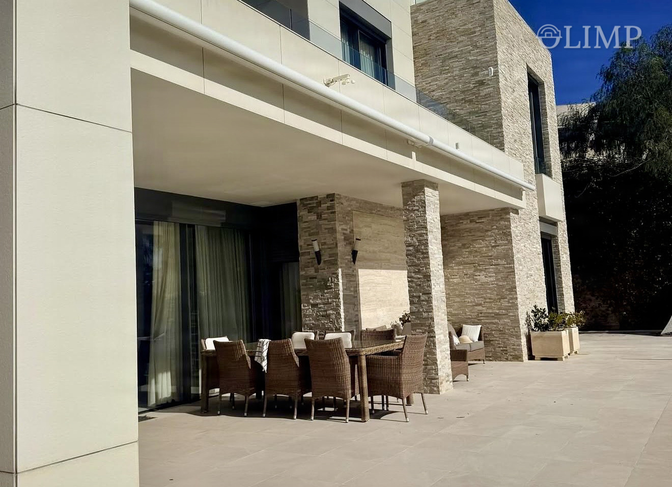 Fachada y terraza exterior de la villa en Montgoda, Lloret de Mar