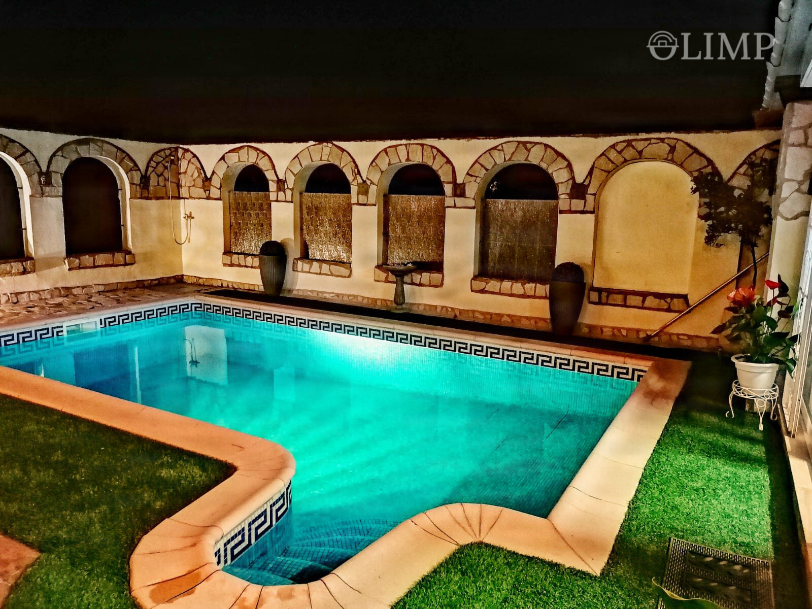 Piscina privada con arcadas de piedra en Lloret de Mar