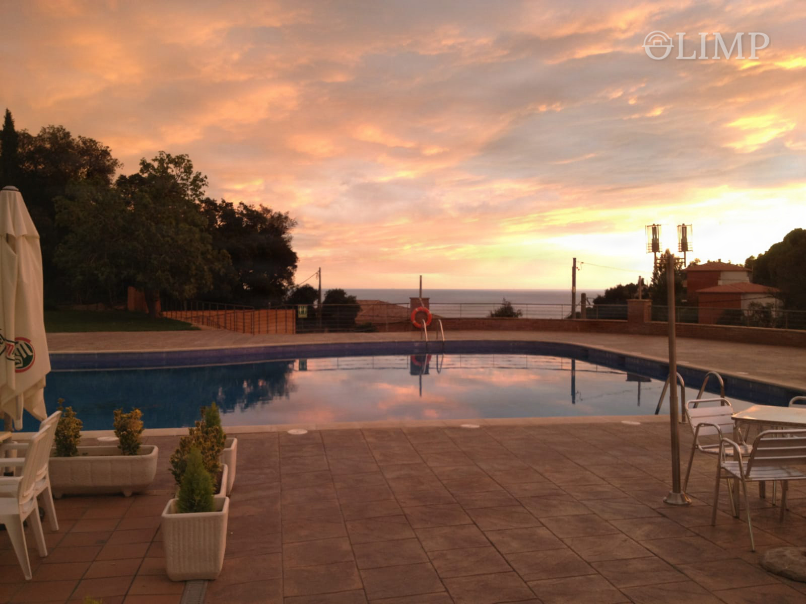 Terraza exterior del complejo al atardecer