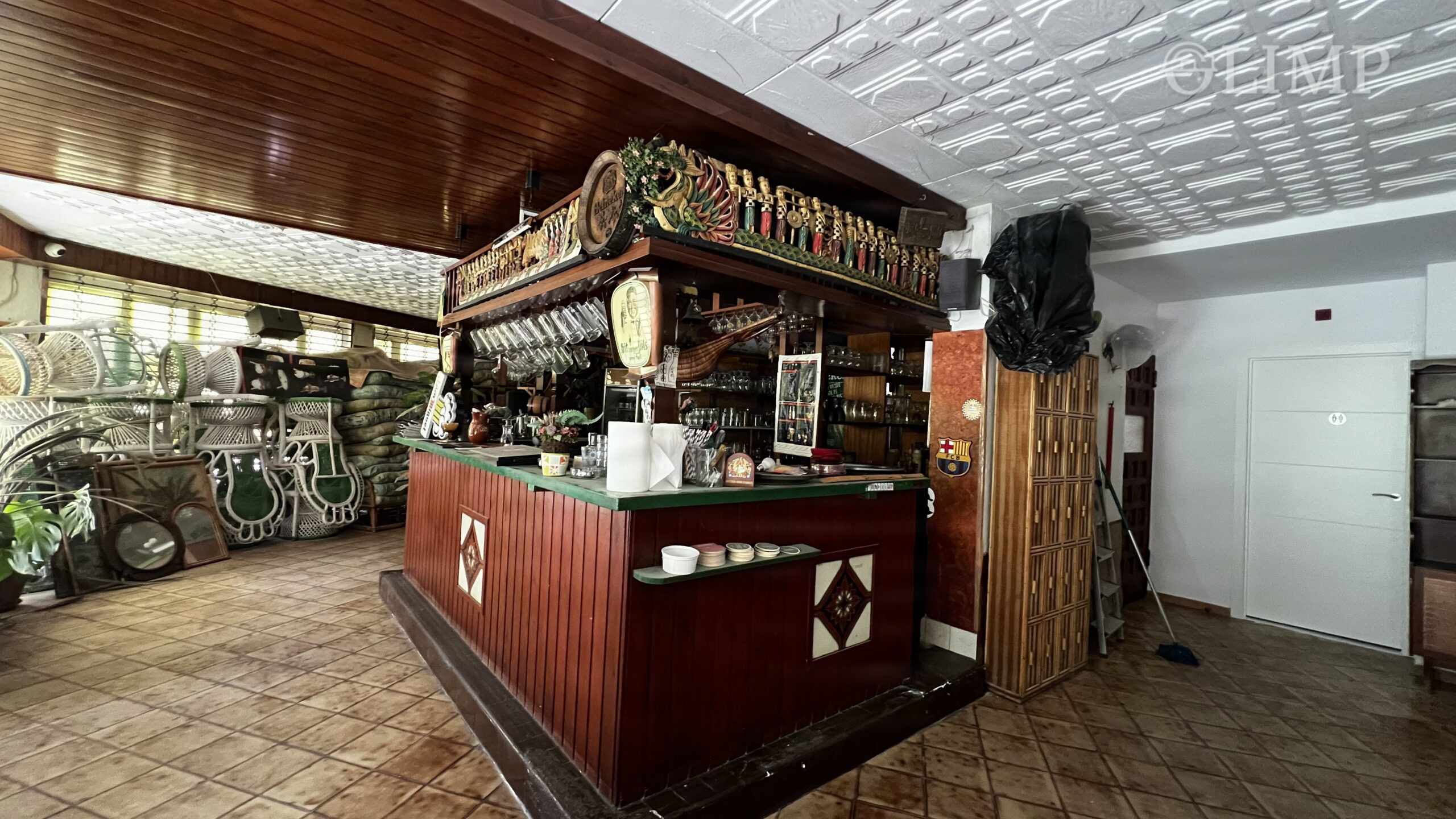 Barra y zona de comedor del local bar-restaurante