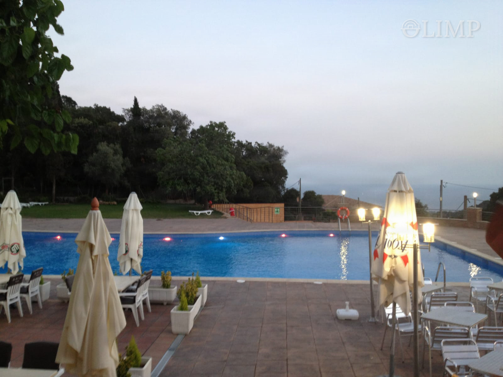 Piscina exterior del complejo al atardecer