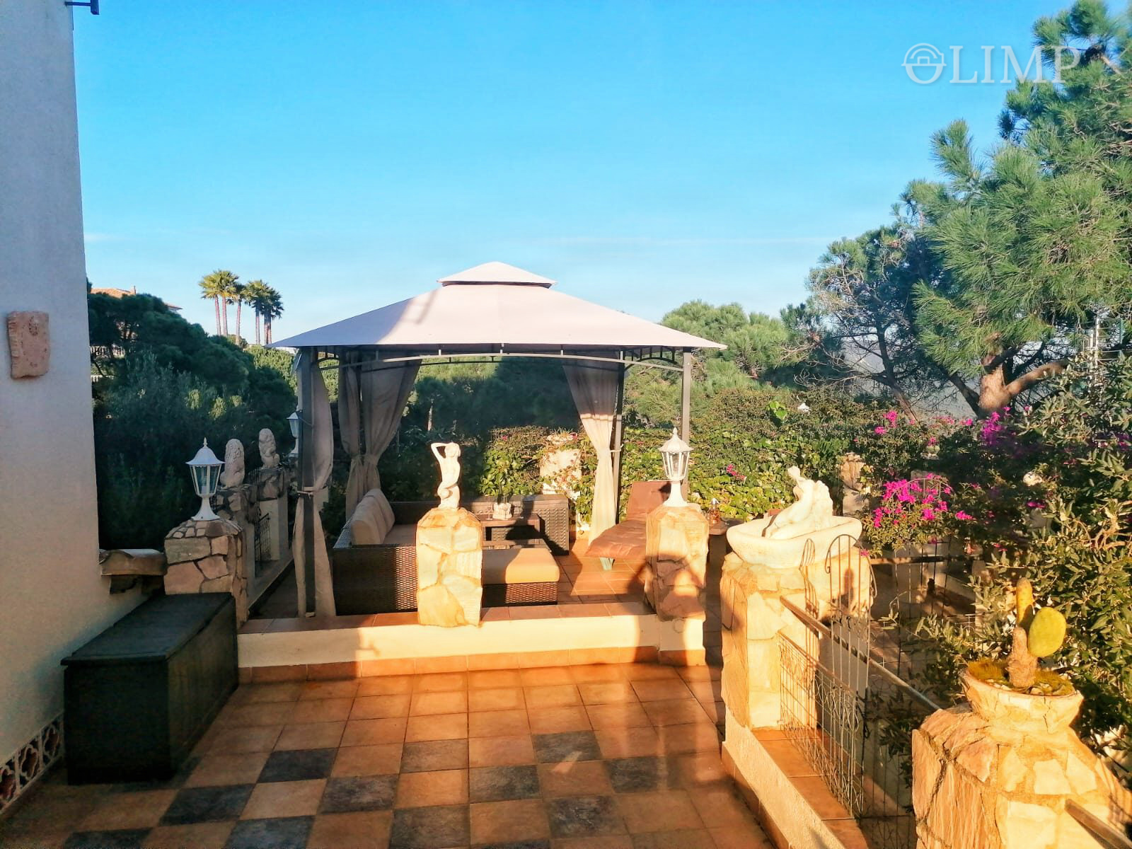 Terraza exterior con zona de descanso en Lloret de Mar