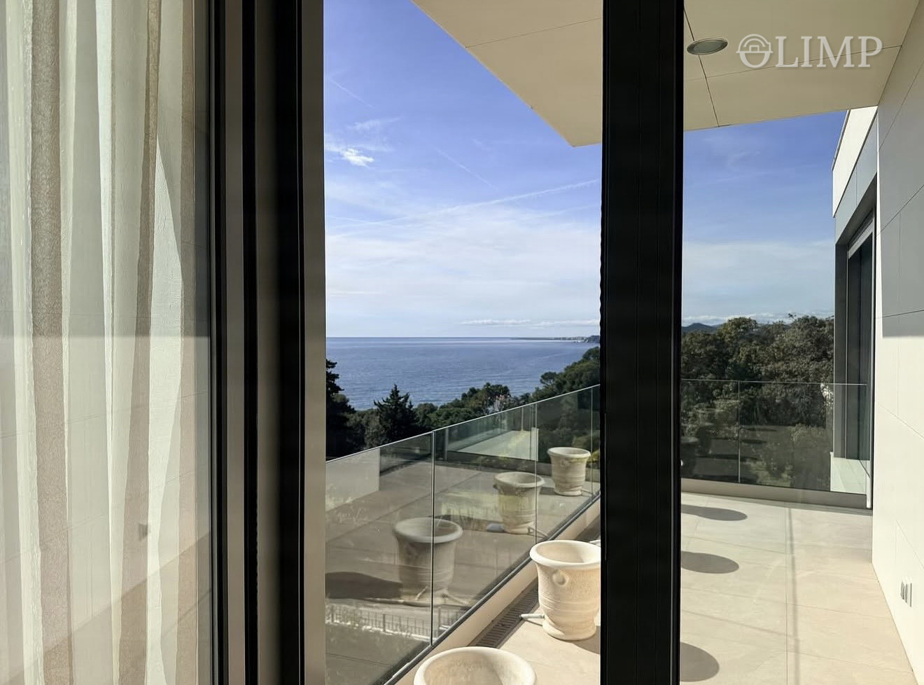 Terraza con vistas al mar desde el interior de la vivienda