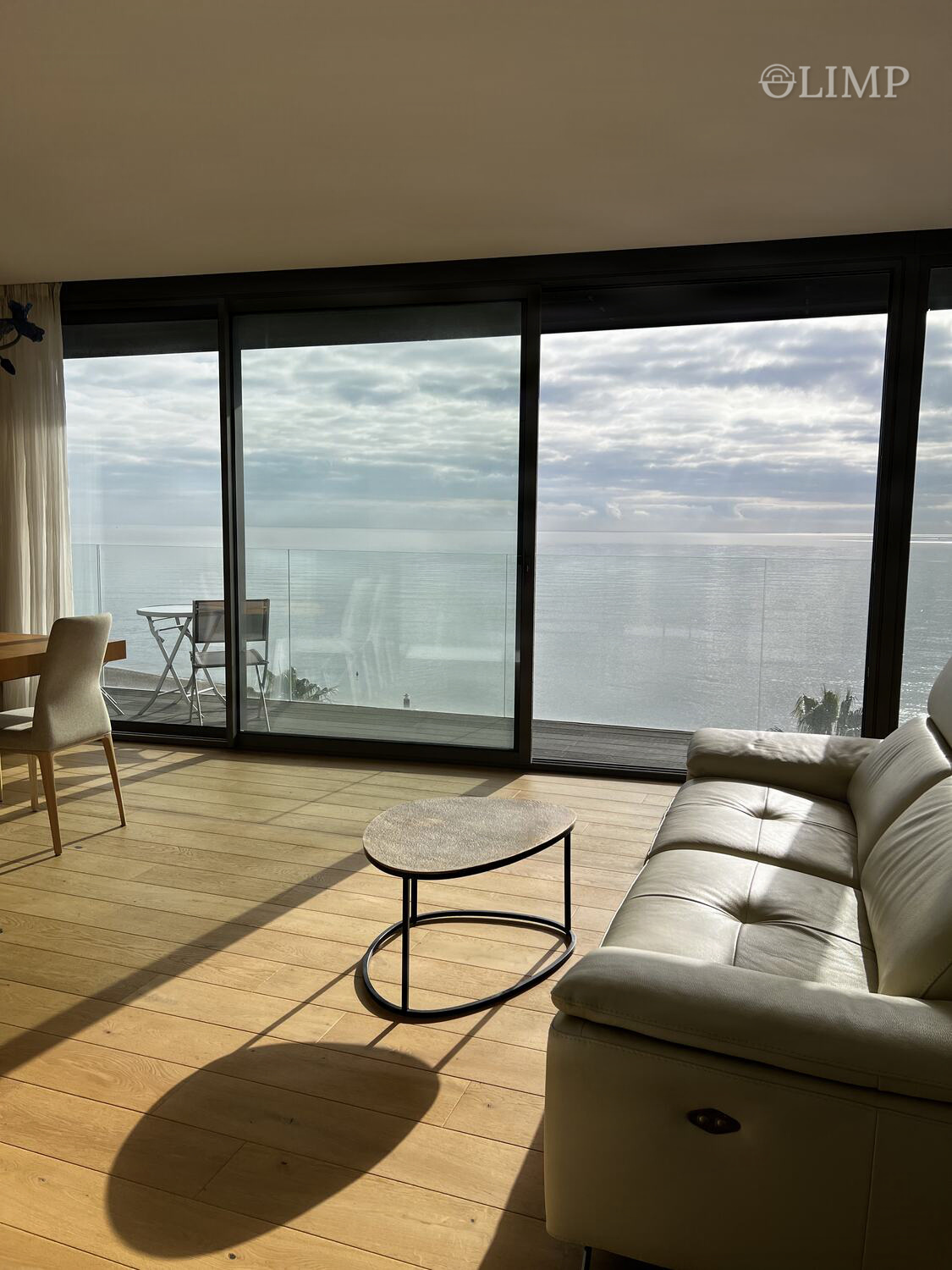 Salón con salida a terraza y vistas al mar