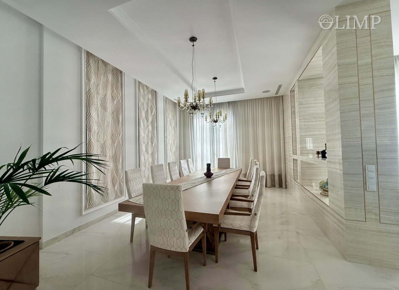 Salón comedor elegante con grandes ventanales y acabados de diseño