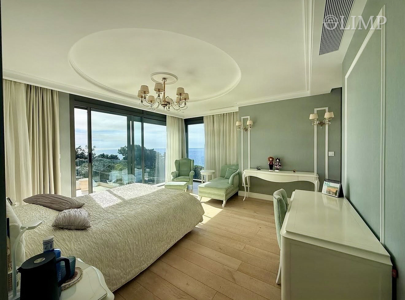 Dormitorio en suite con vistas al mar y terraza