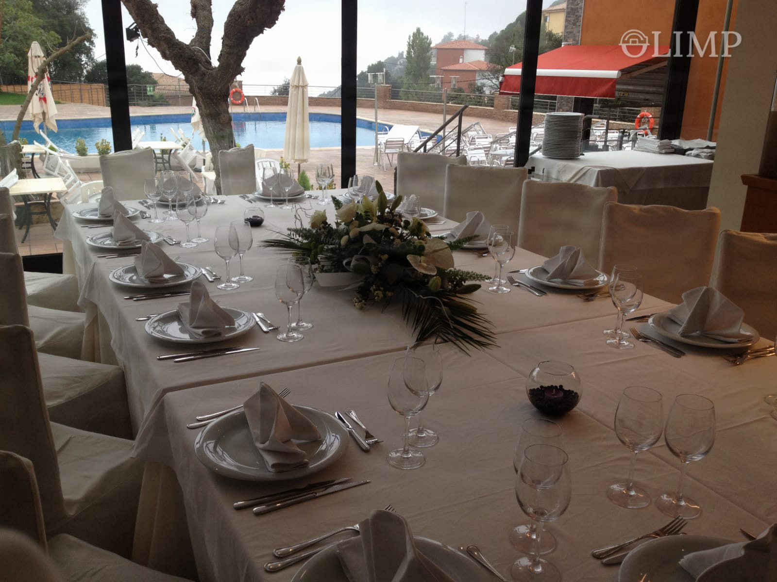 Mesa preparada en terraza exterior del restaurante