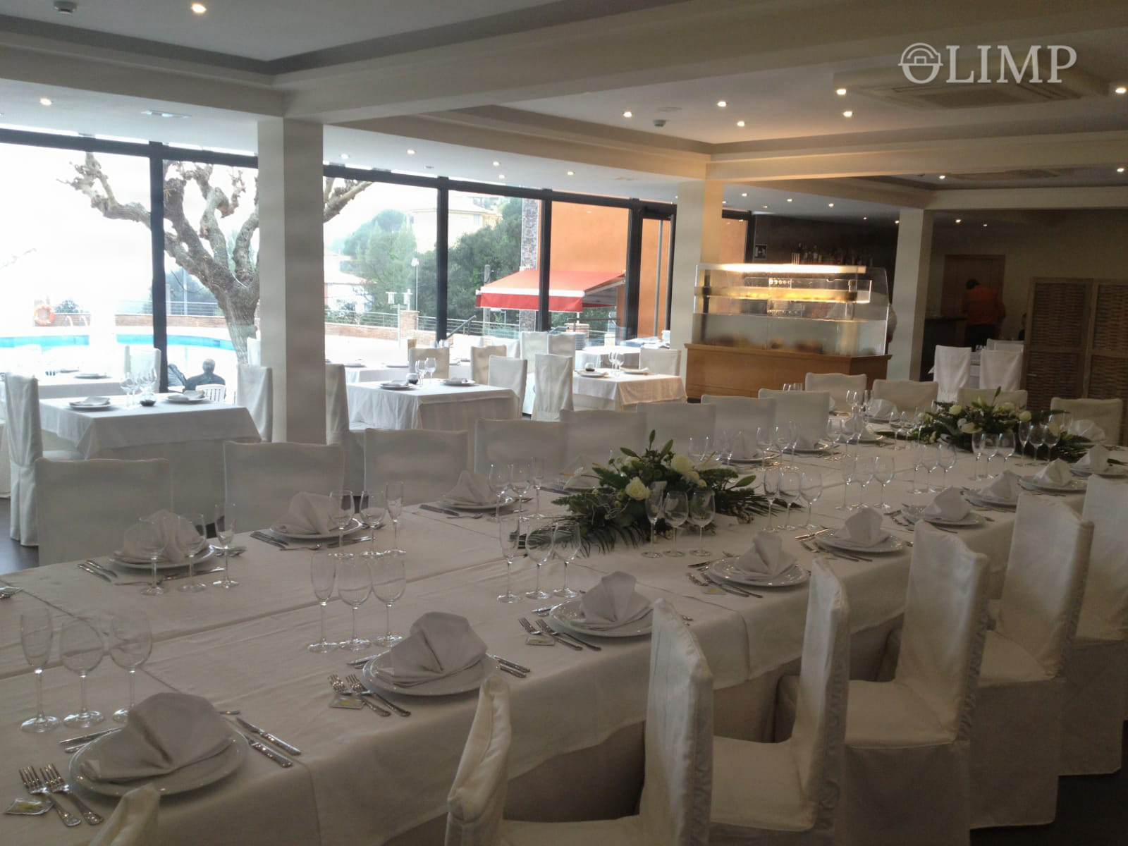 Comedor luminoso con vistas exteriores