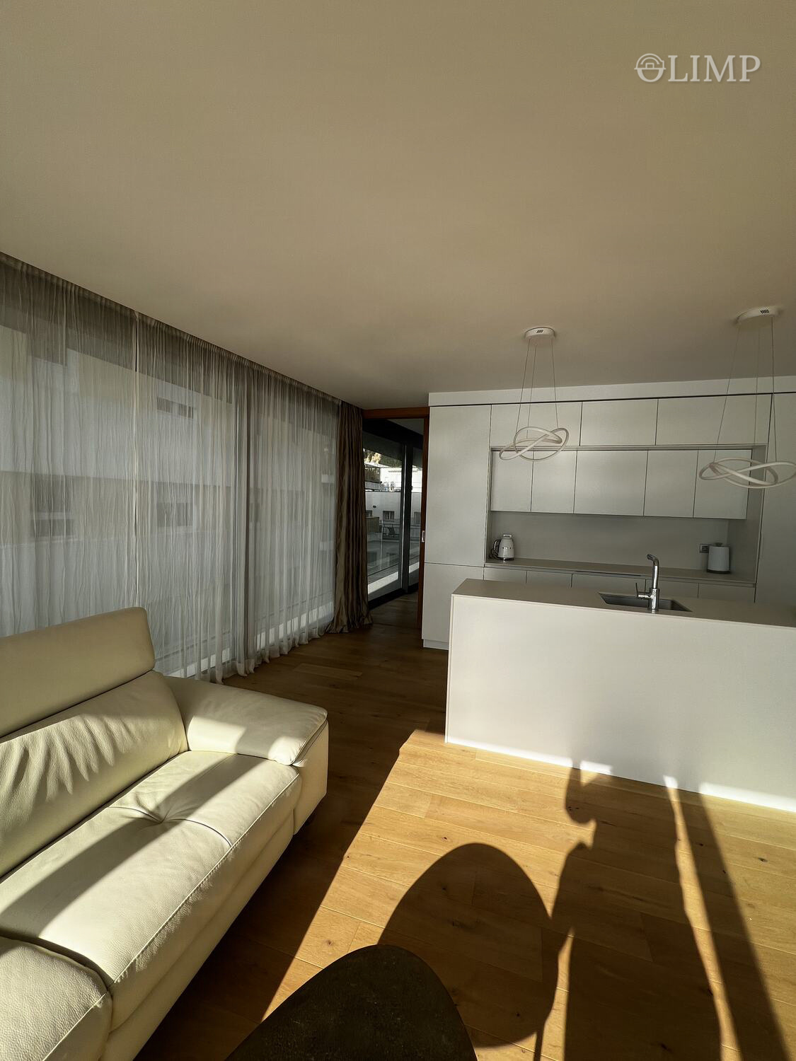 Salón-comedor y cocina americana equipada