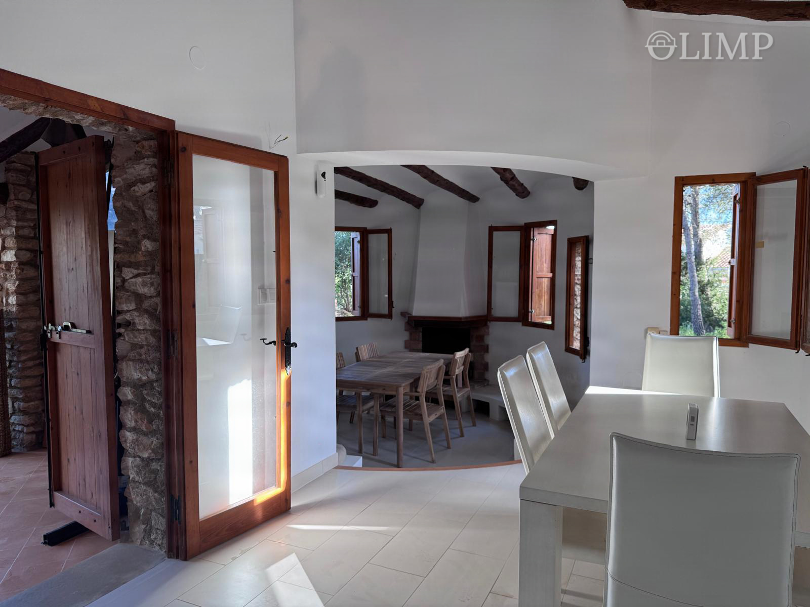 Salón con ventanales y luz natural