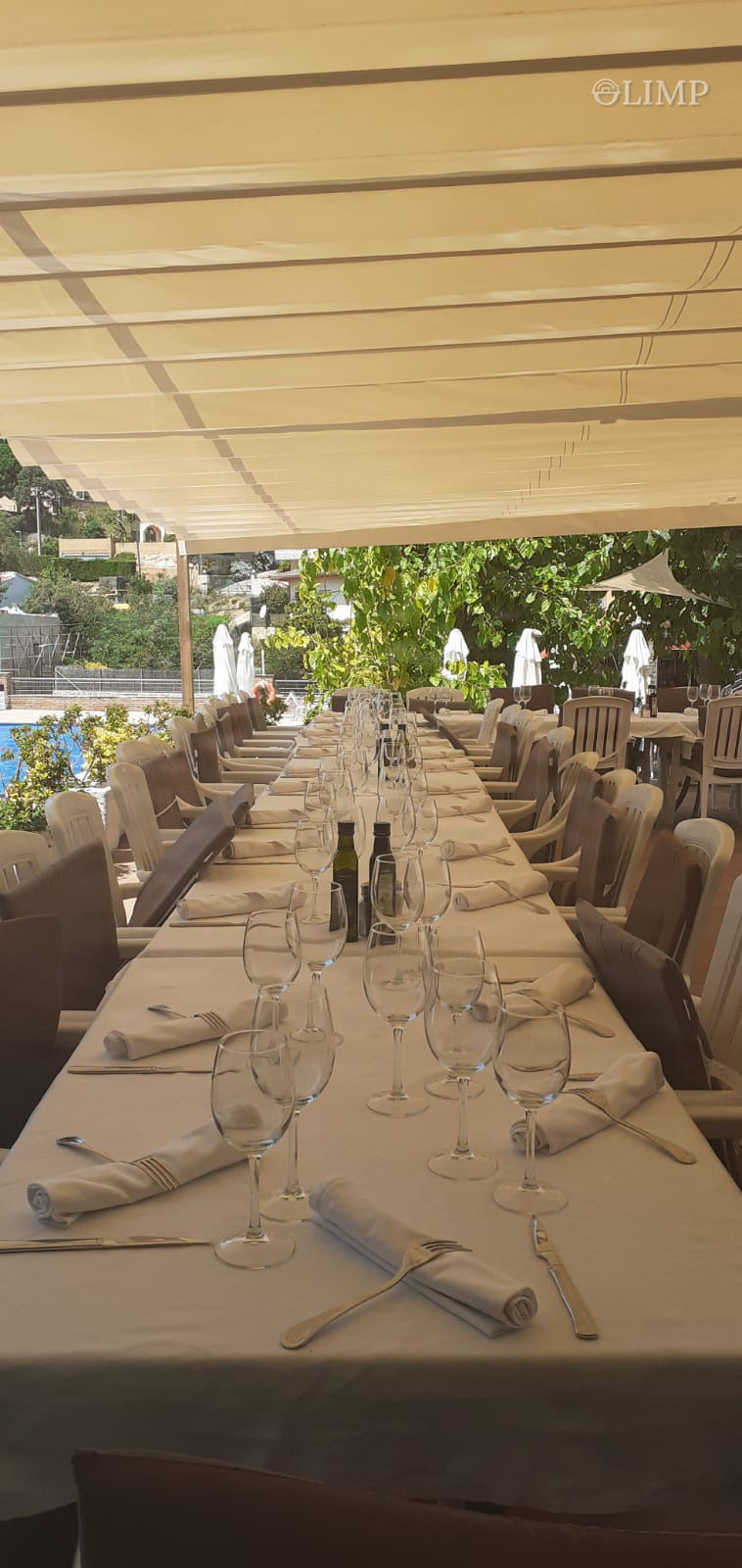 Terraza cubierta preparada para servicio