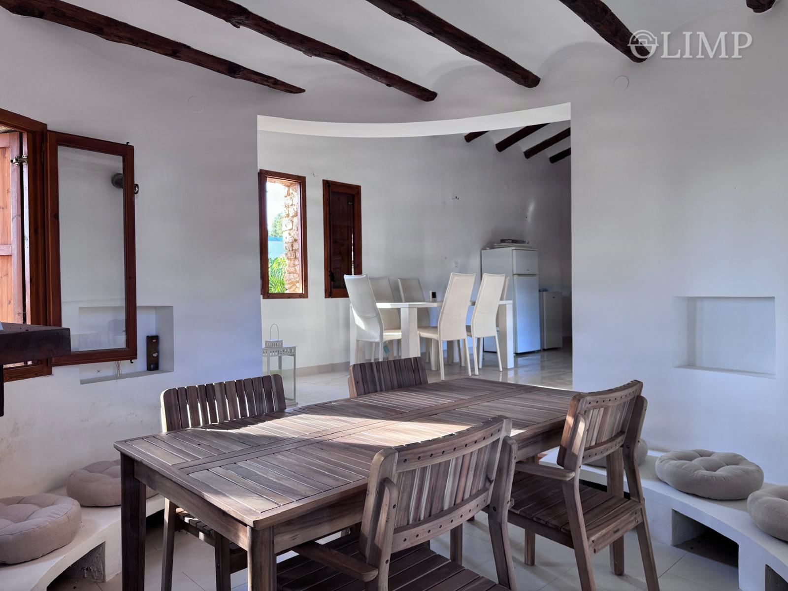Salón-comedor amplio con vigas vistas