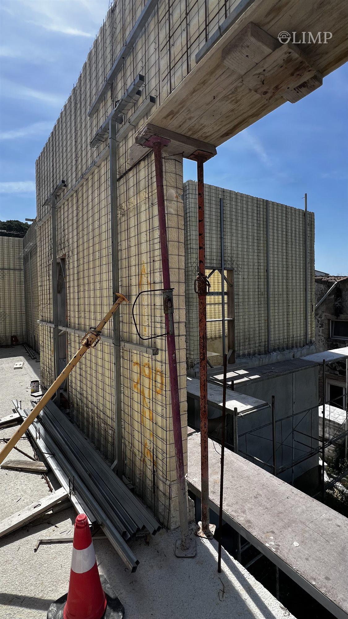 Zona exterior de la vivienda con acceso y terraza