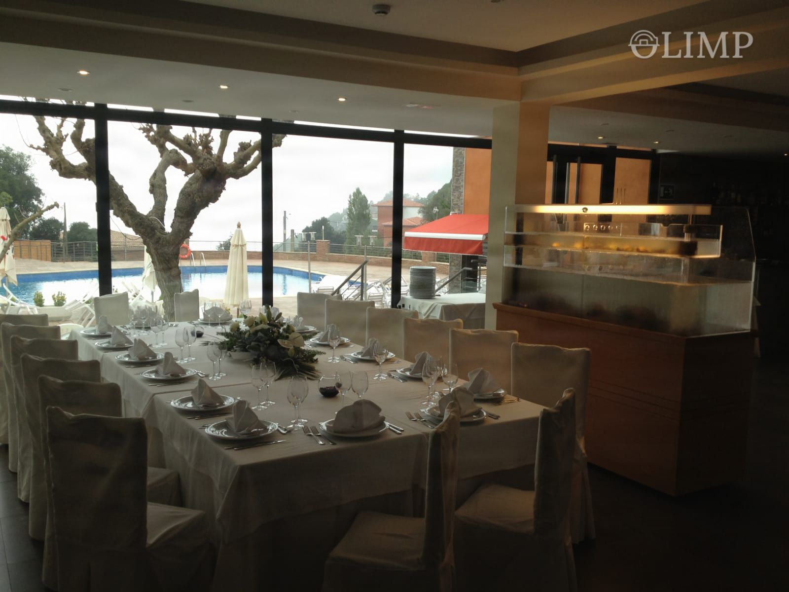 Comedor con vistas hacia la terraza exterior