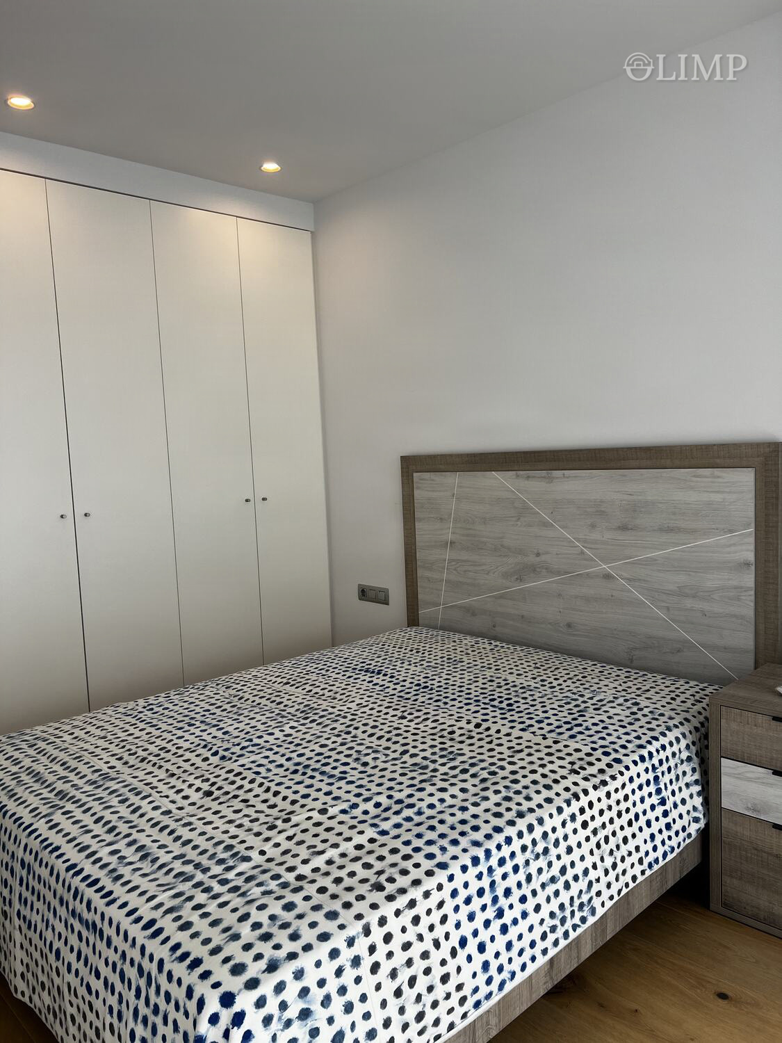 Dormitorio con armarios empotrados