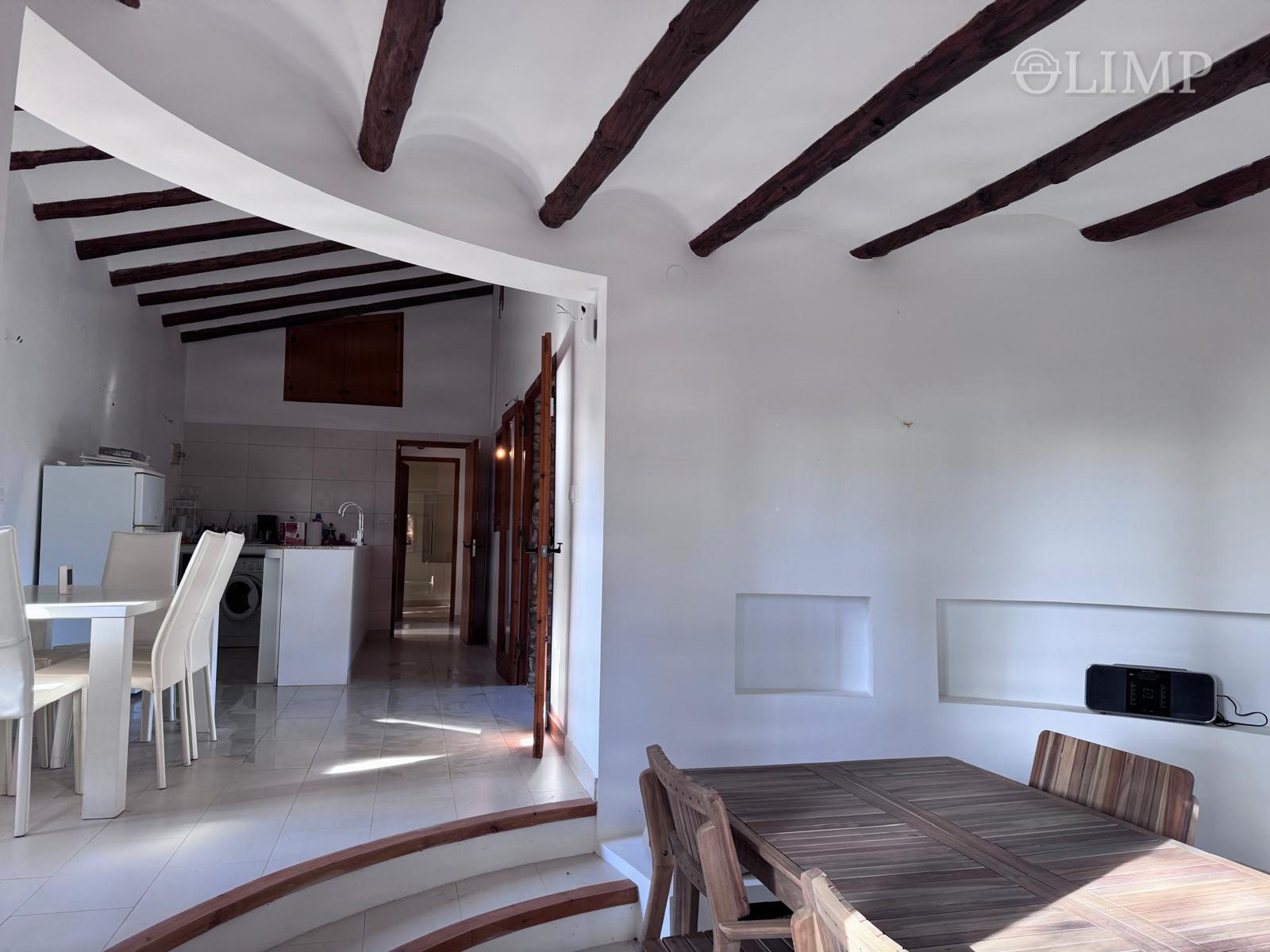 Salón-comedor con techos de vigas
