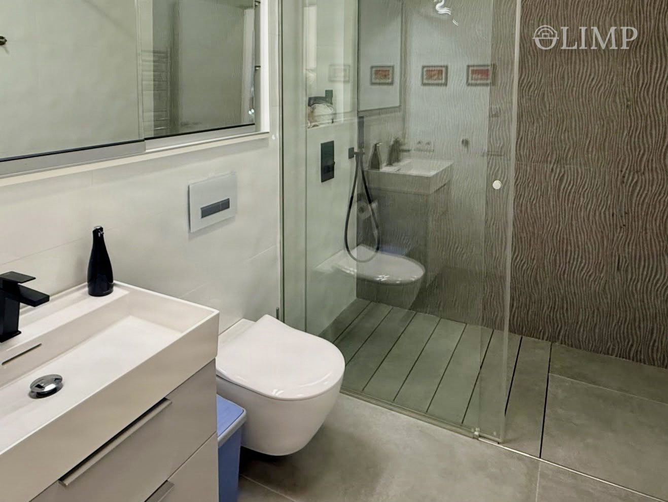 Baño de diseño con ducha y acabados modernos