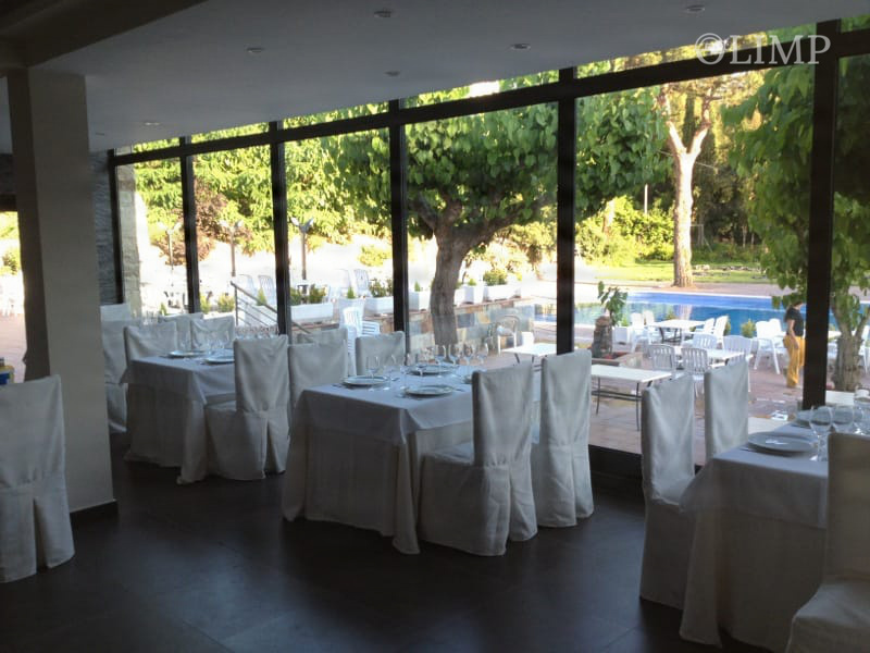 Comedor interior con vistas al jardín