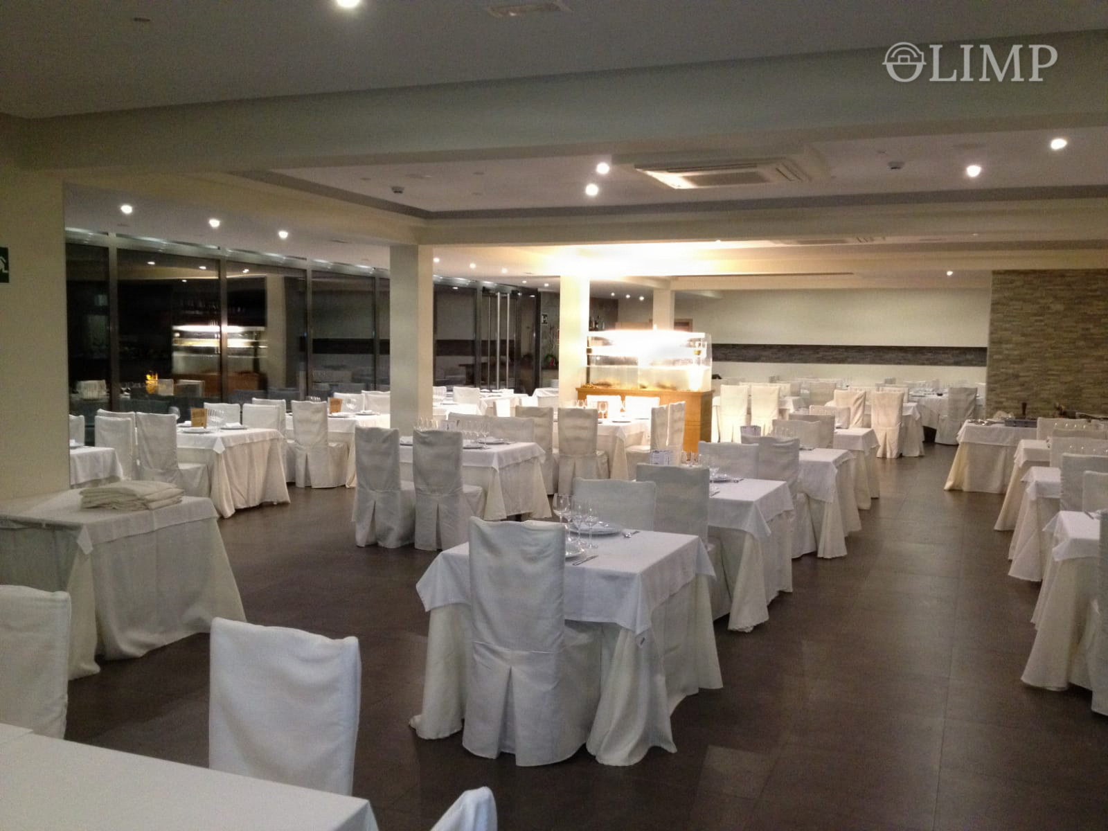 Salón interior preparado para eventos y banquetes