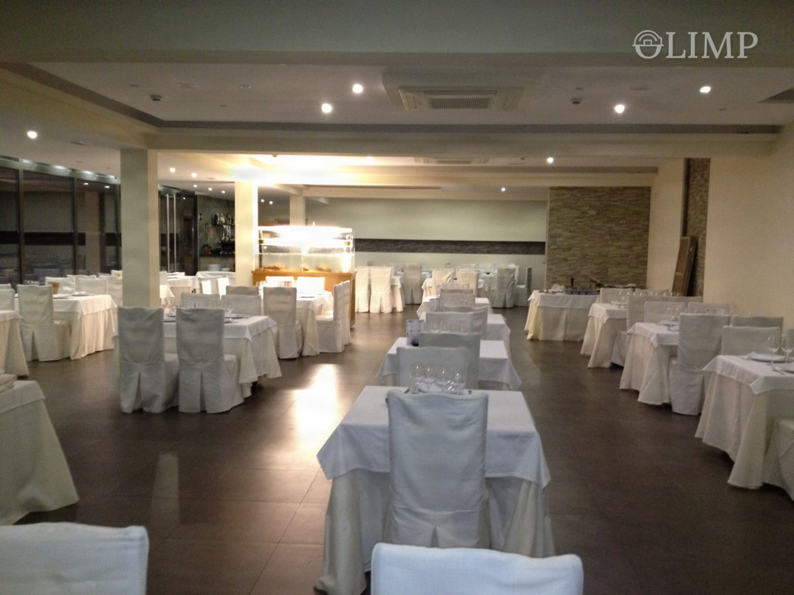 Salón amplio del restaurante para celebraciones