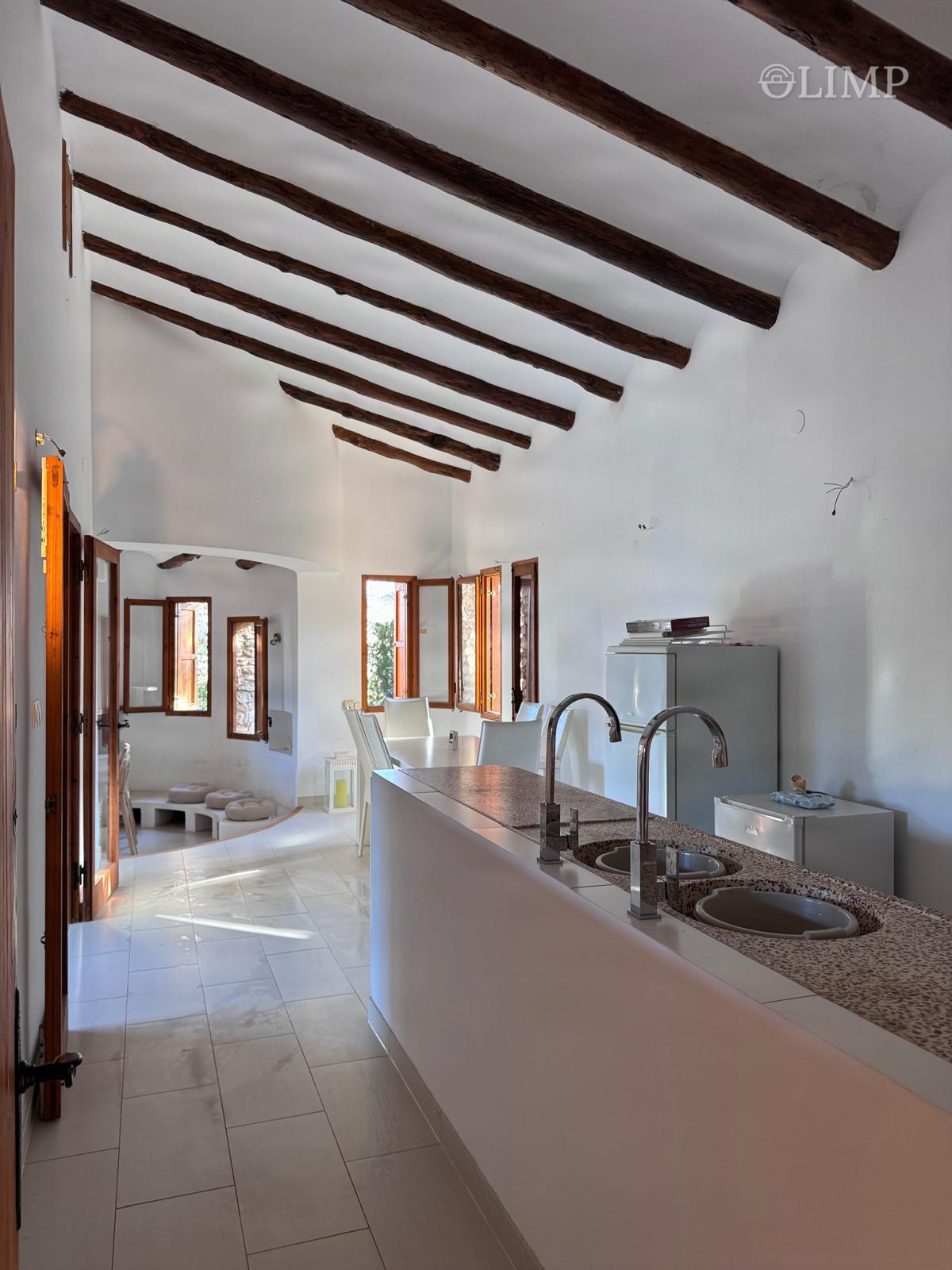 Cocina luminosa con acabados modernos