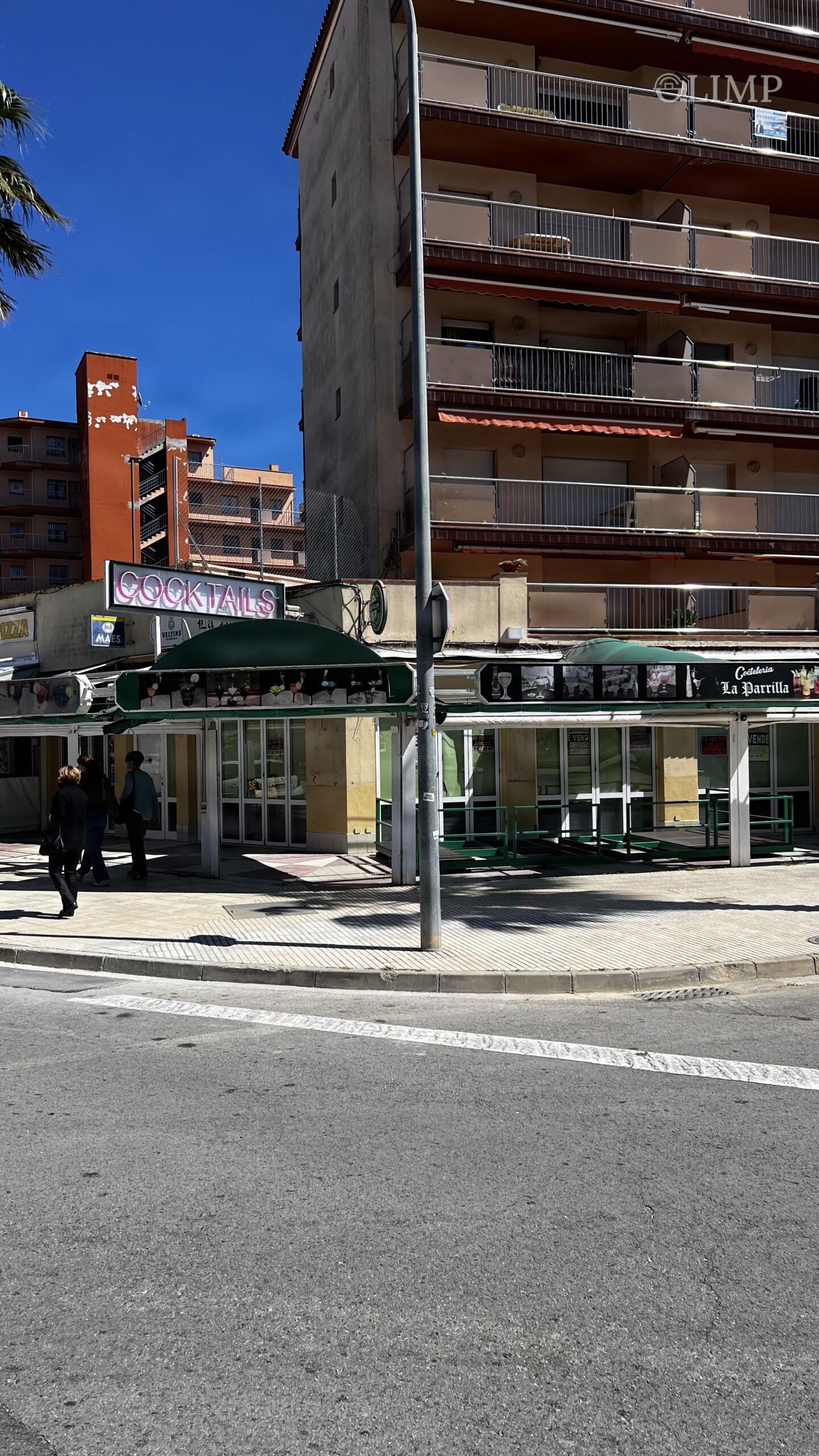 Local comercial en esquina cerca de la playa en Roses