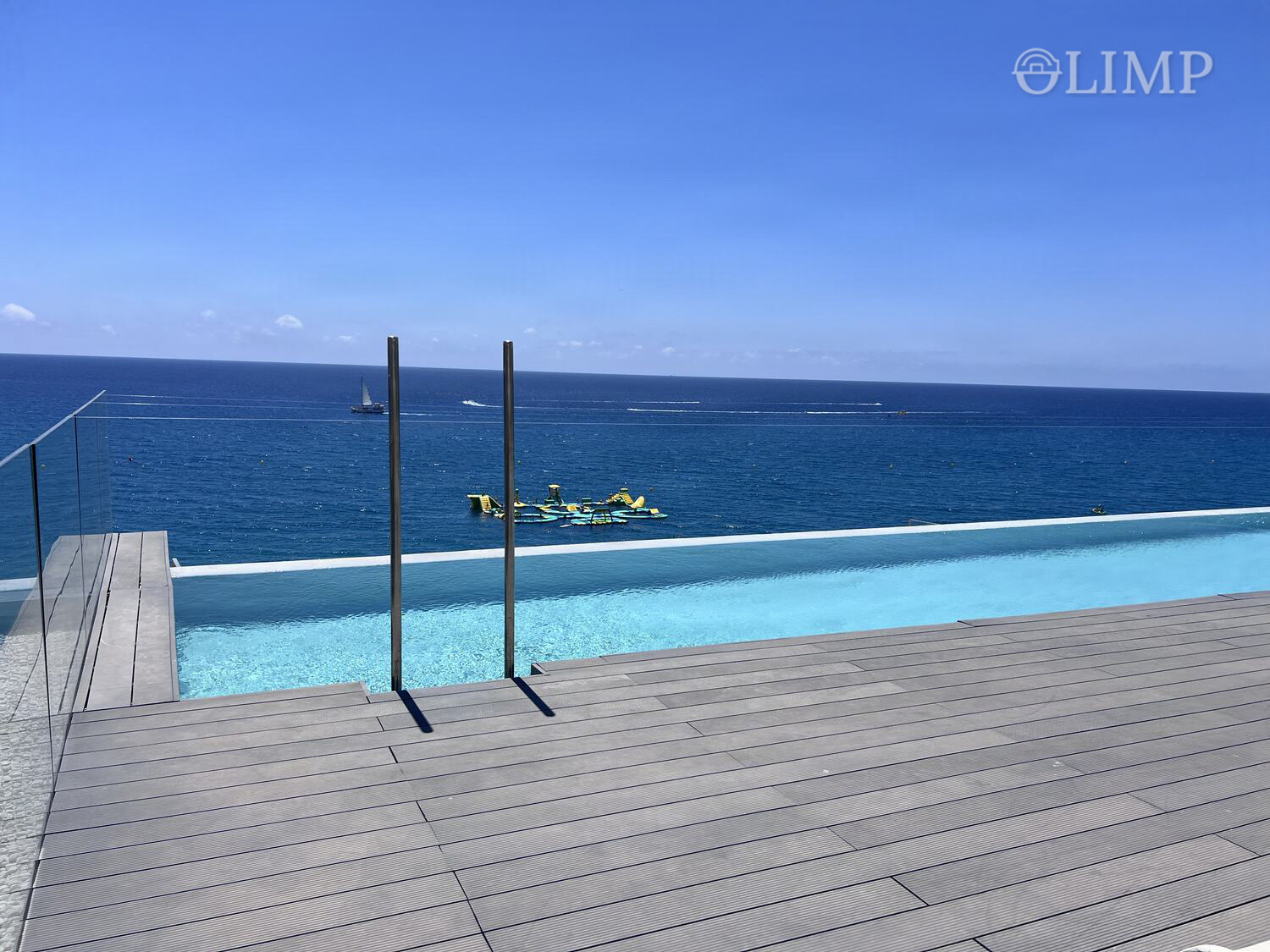 Vista de la piscina y el mar