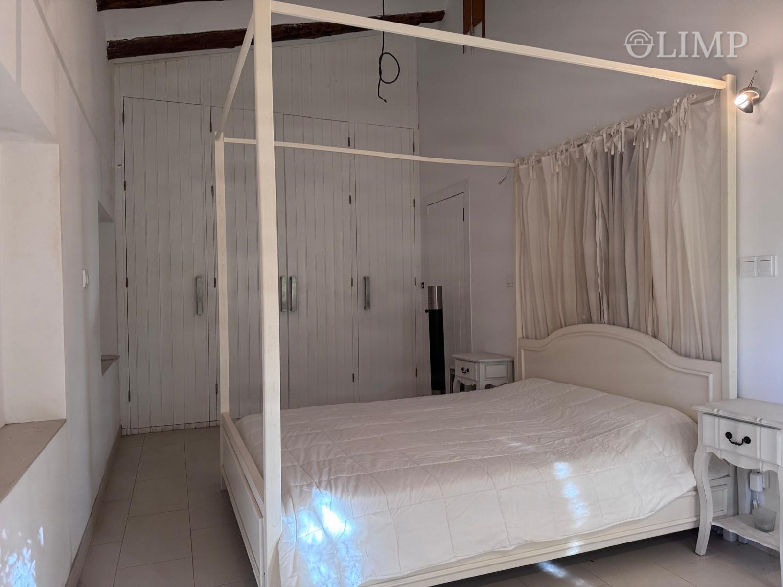Dormitorio con zona de armarios