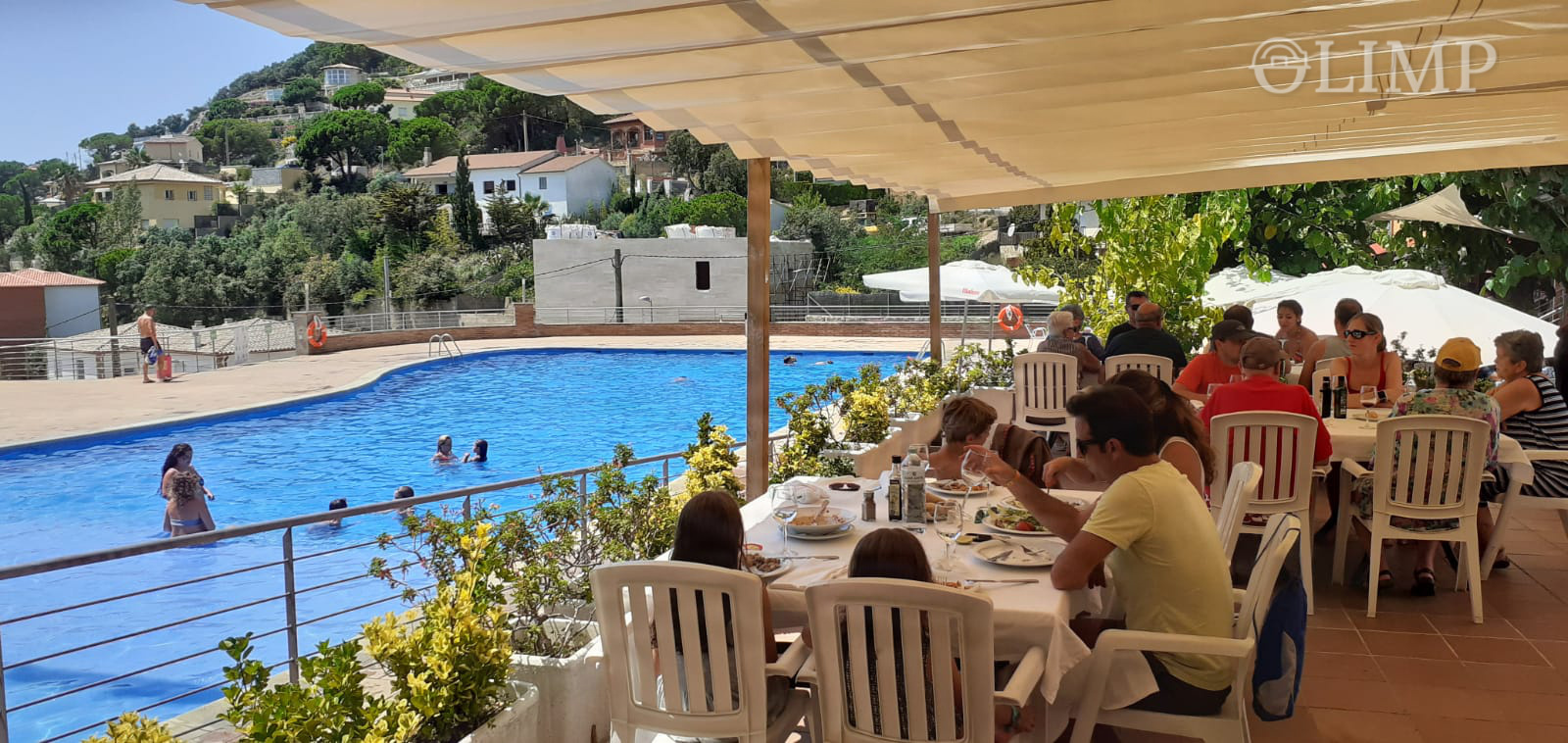 Terraza exterior con vistas a la piscina