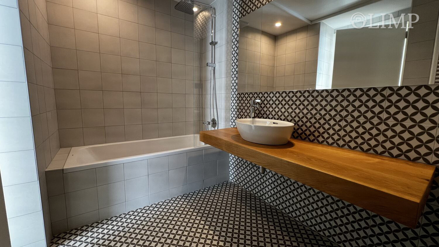Baño completo con acabados modernos