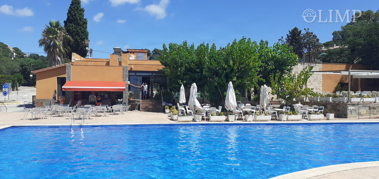 Piscina exterior con vista hacia el restaurante