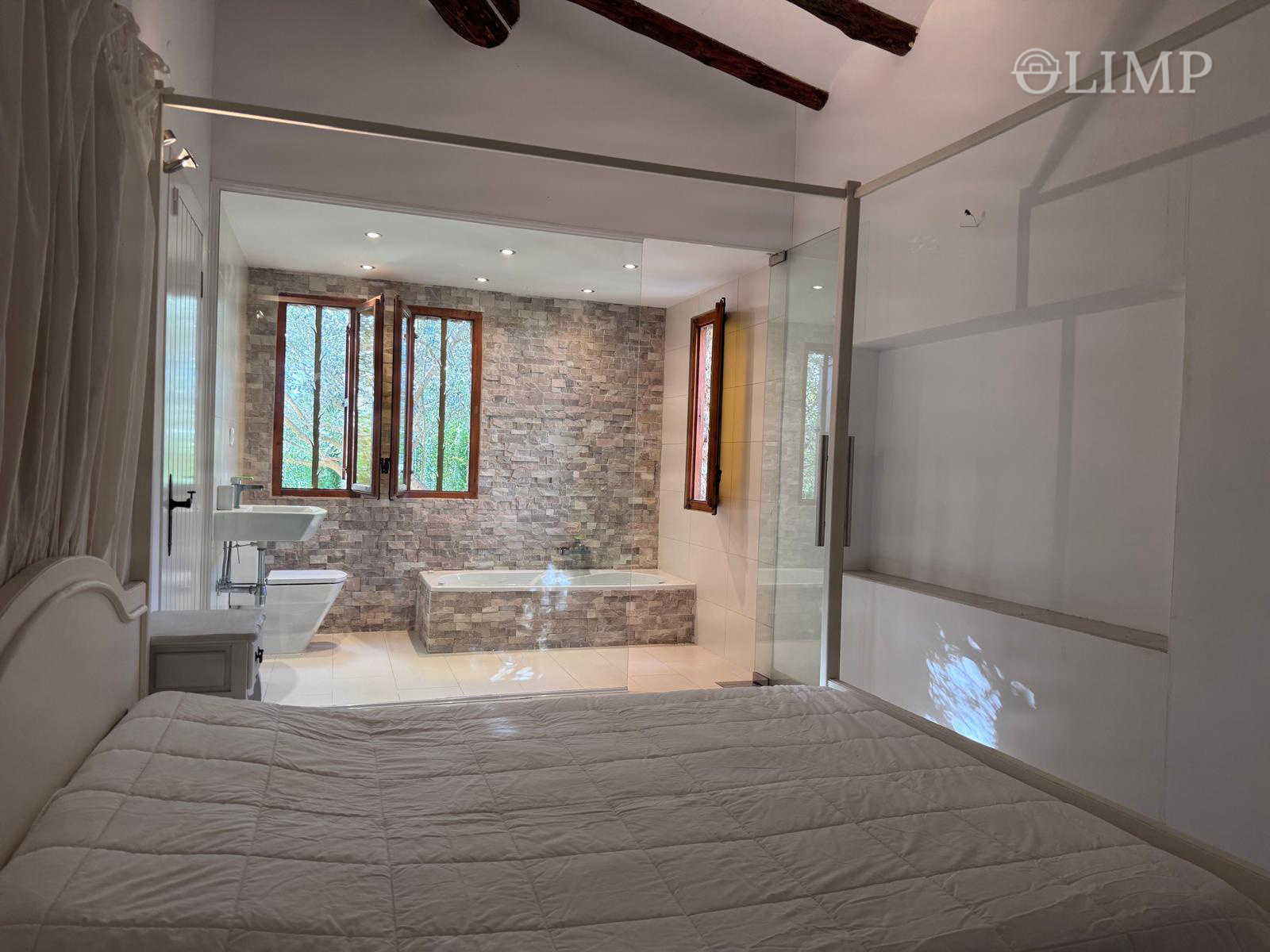 Dormitorio con ventana y luz natural