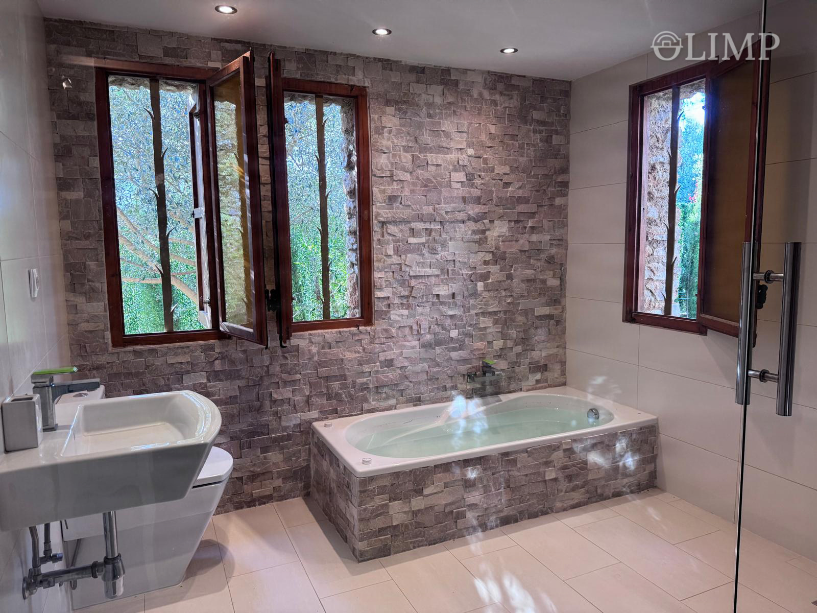 Baño con detalles de piedra