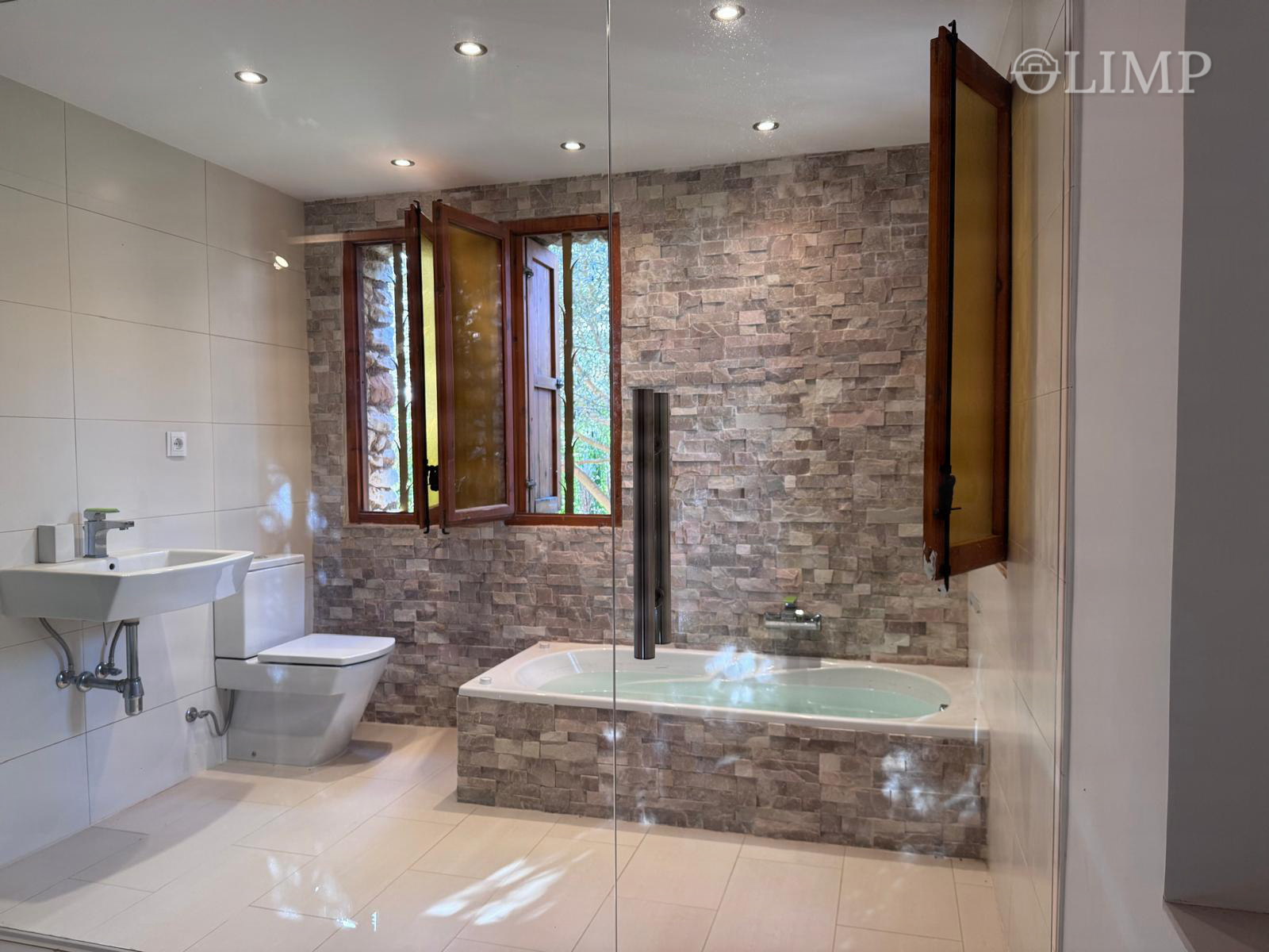 Baño completo con ventana