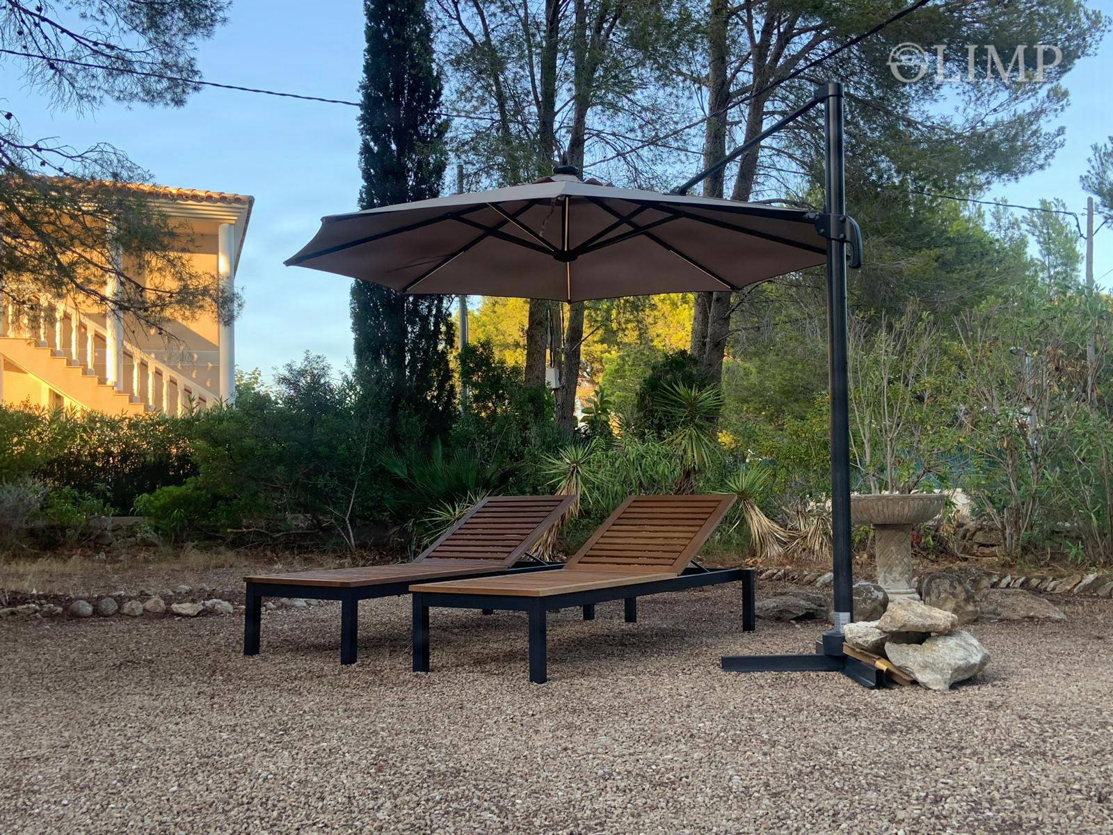Jardín con mesa exterior
