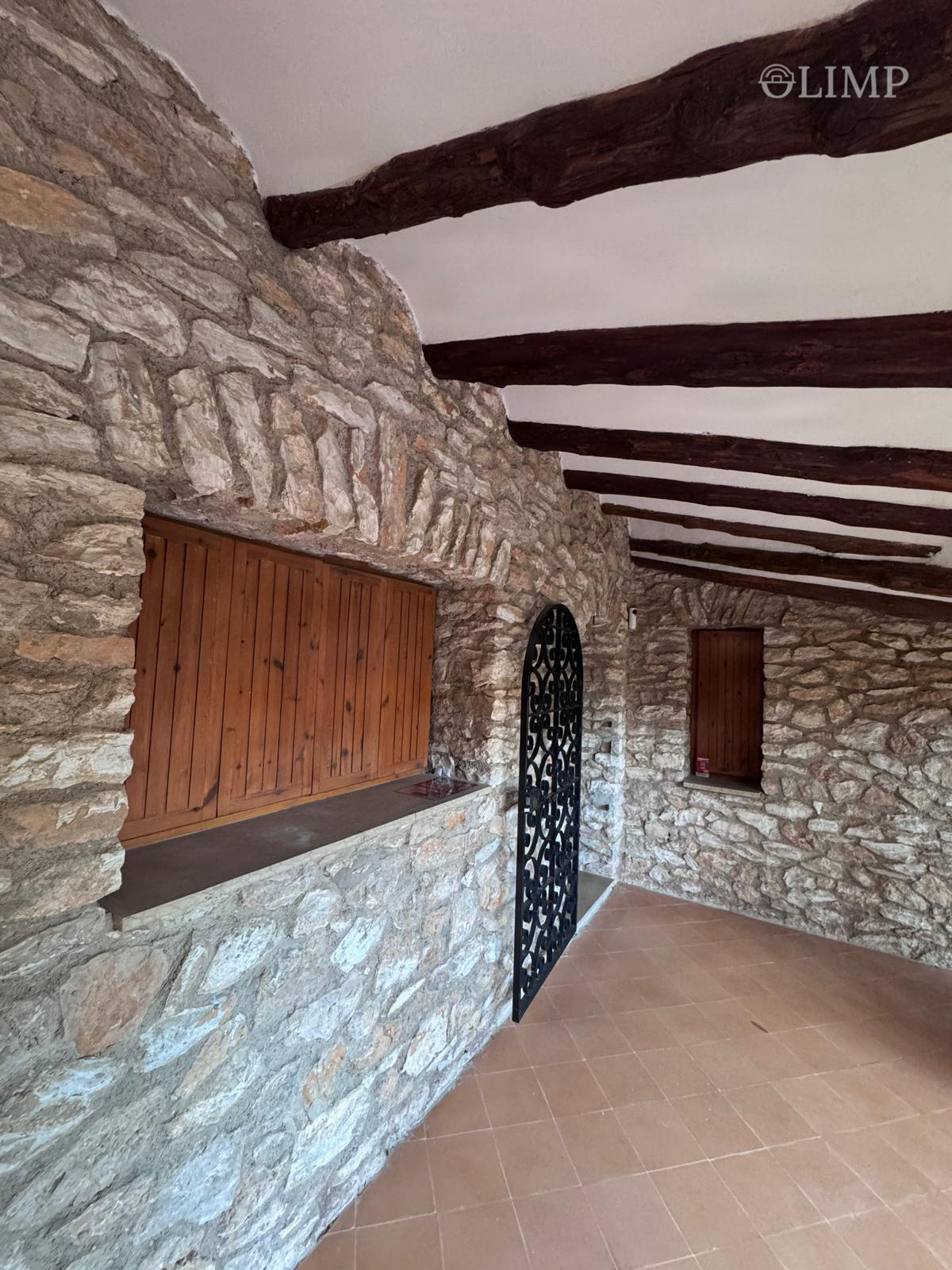 Detalle de pared de piedra y carpintería