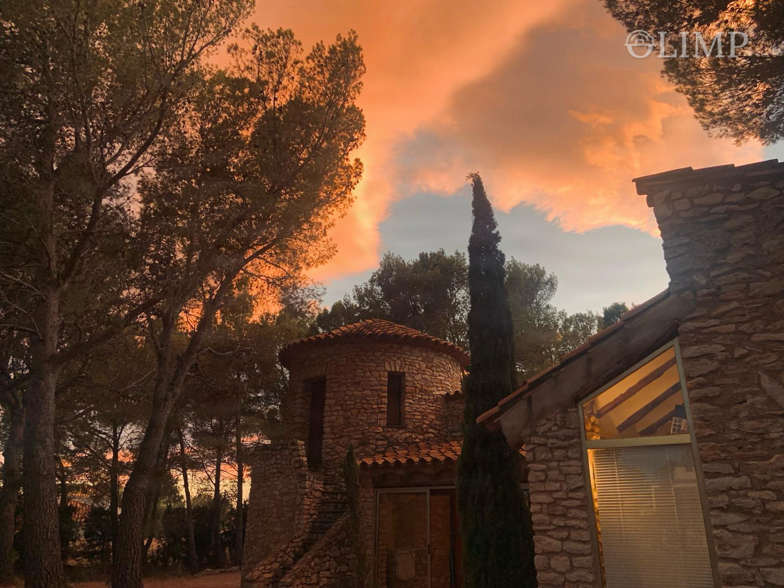 Fachada de piedra al atardecer