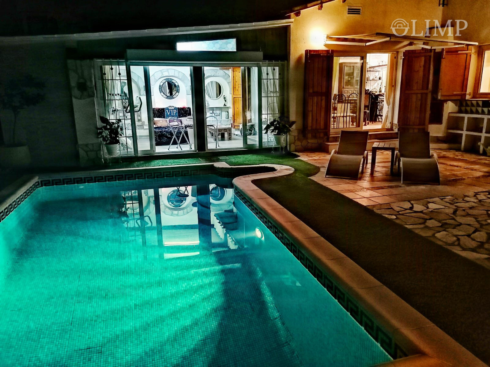 Piscina rodeada de arcadas en Lloret de Mar