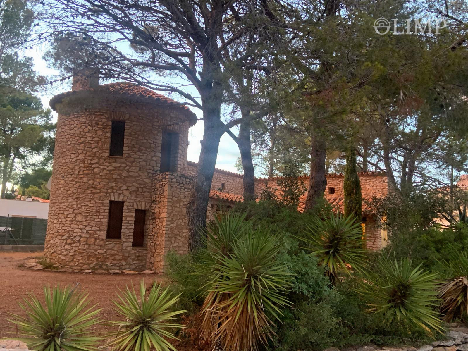 Jardín y torre de piedra de la casa