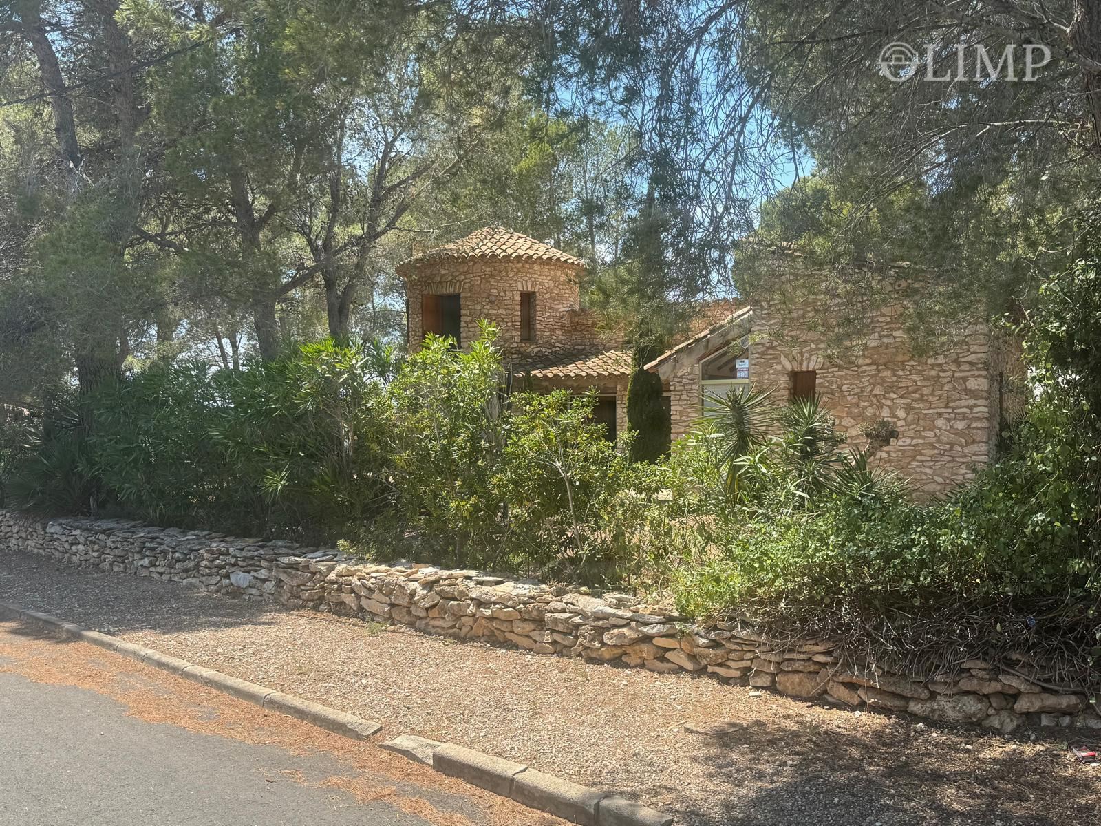 Entrada ajardinada de la propiedad