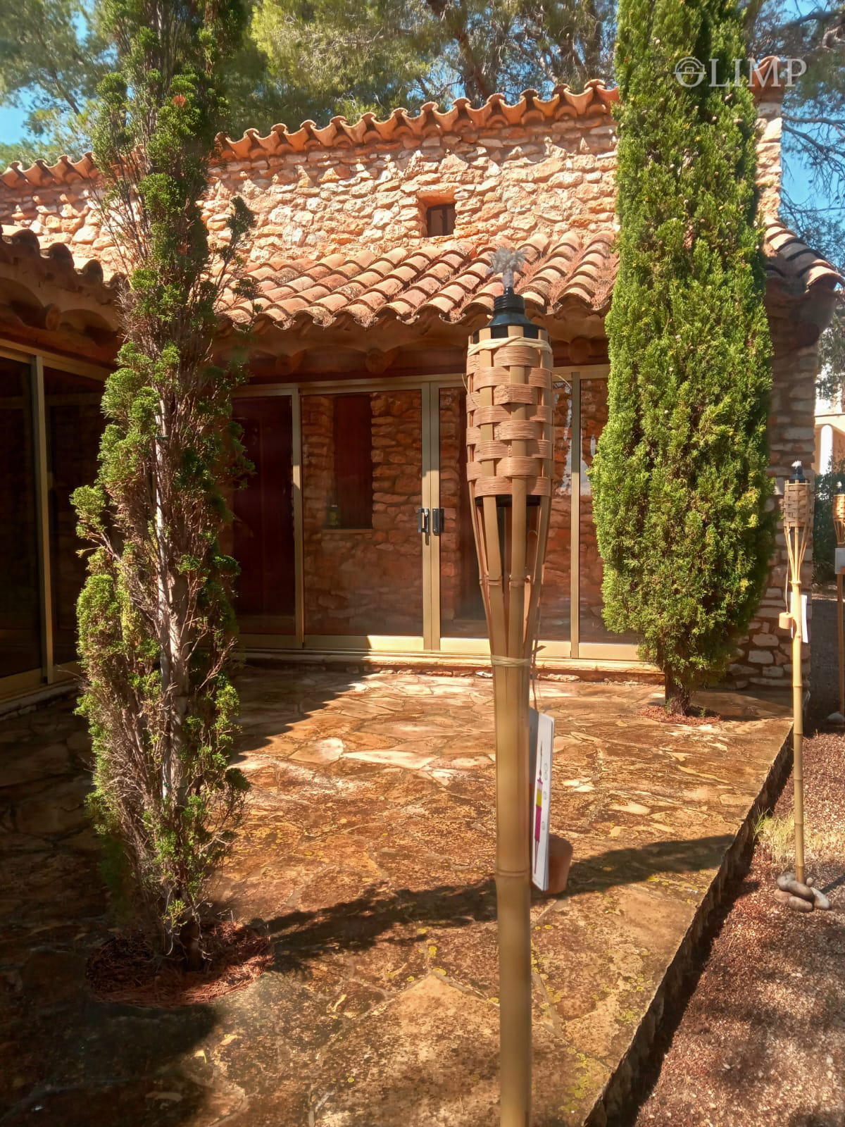 Fachada con terraza y carpintería de madera
