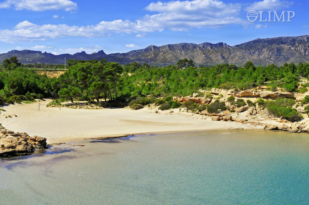 Vista panorámica de playa cercana